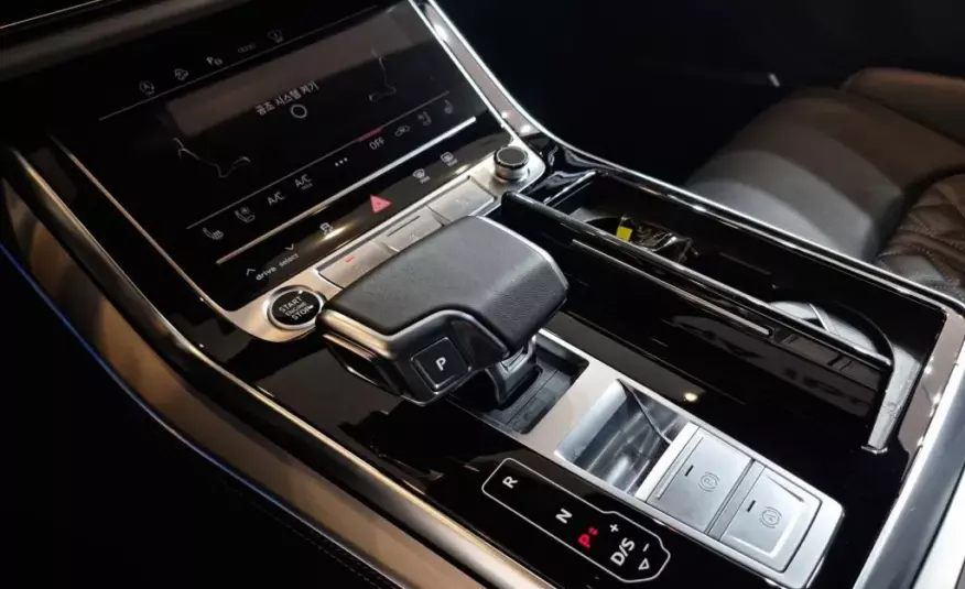 Audi Q7 2023 г. (серый цвет)