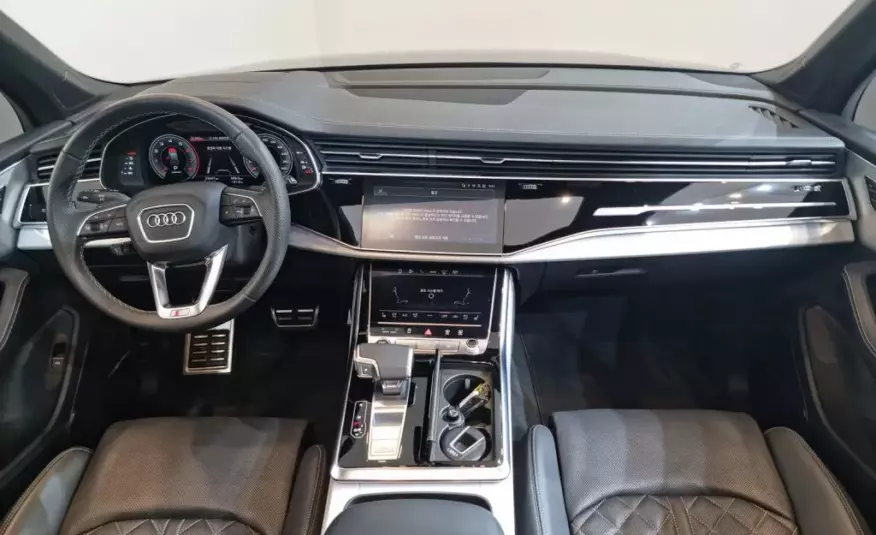 Audi Q7 2023 г. (серый цвет)