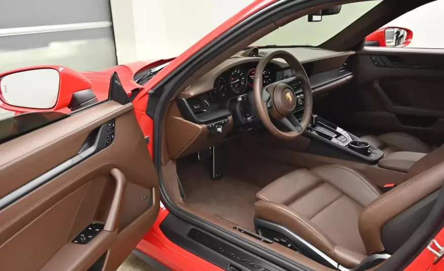 Porsche 911 2023 г. (красный)