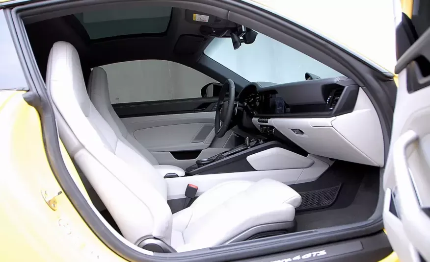 Porsche 911 2023 г. (желтый)