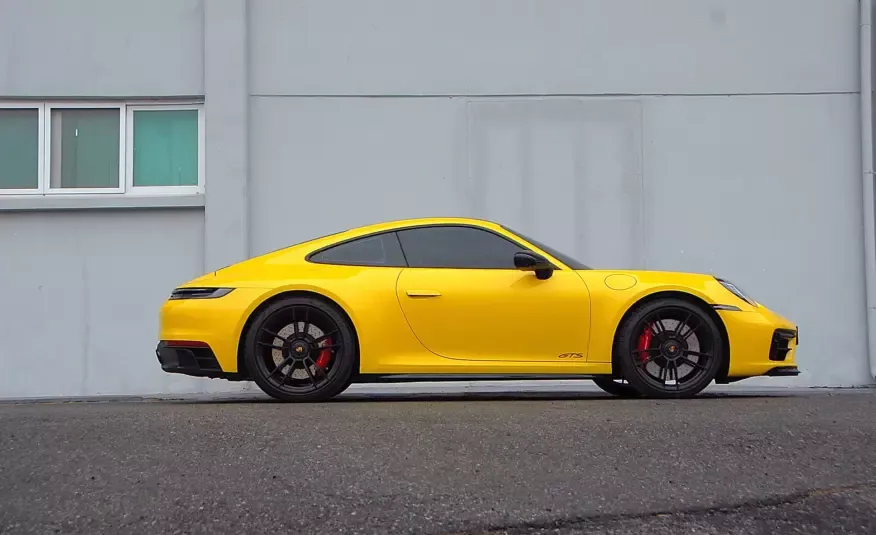 Porsche 911 2023 г. (желтый)