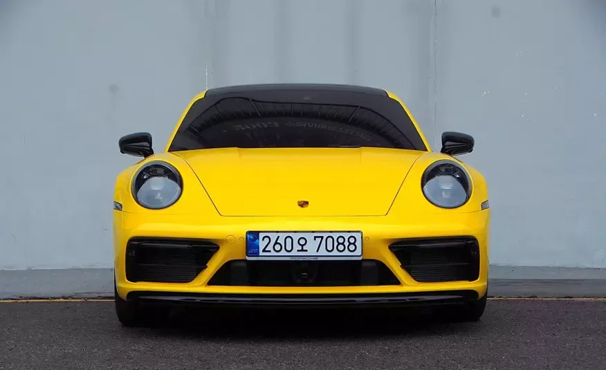 Porsche 911 2023 г. желтый фотография