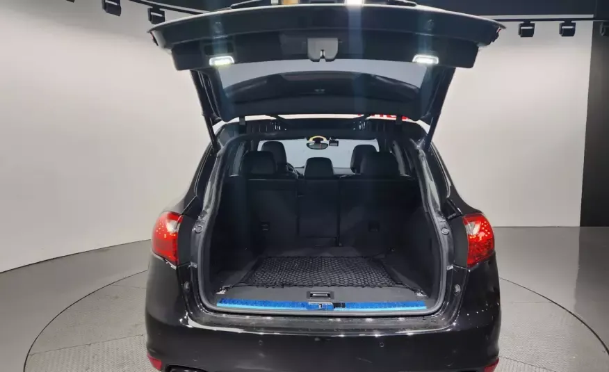 Porsche CAYENNE 2012 г. (черный)