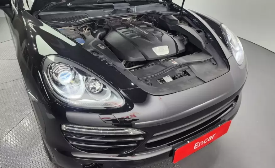 Porsche CAYENNE 2012 г. (черный)