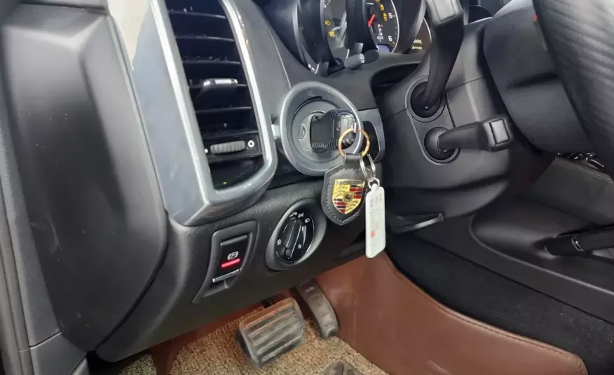Porsche CAYENNE 2012 г. (черный)