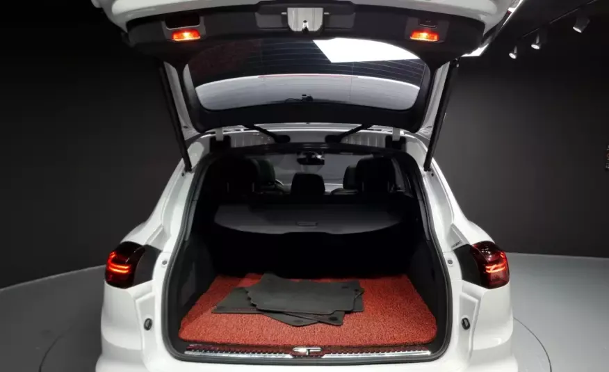 Porsche CAYENNE 2016 г. (белый)