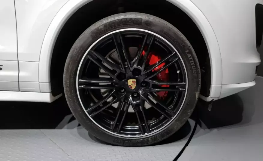 Porsche CAYENNE 2016 г. (белый)