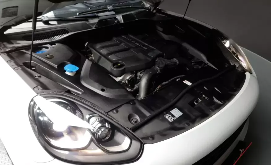 Porsche CAYENNE 2016 г. (белый)