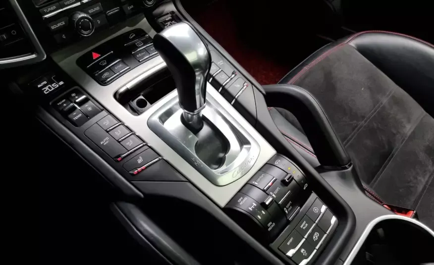 Porsche CAYENNE 2016 г. (белый)