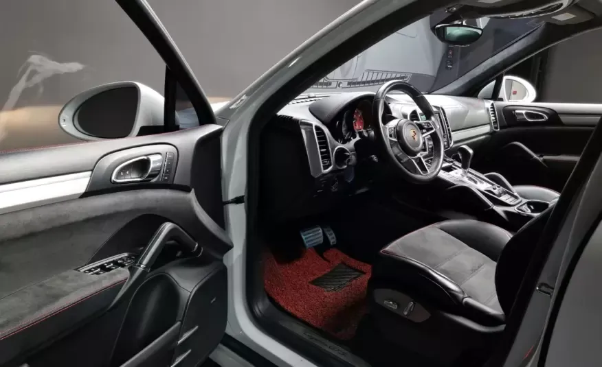 Porsche CAYENNE 2016 г. (белый)