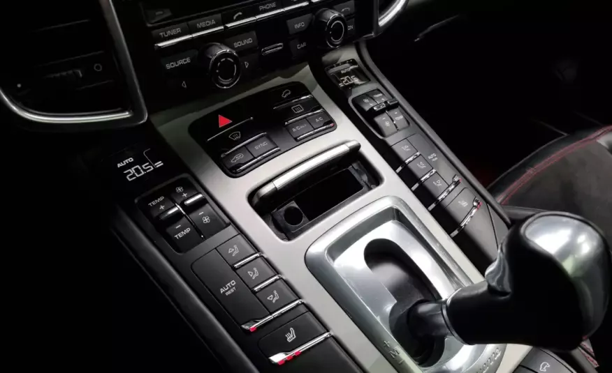 Porsche CAYENNE 2016 г. (белый)