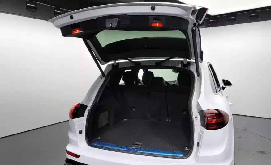 Porsche CAYENNE 2016 г. (белый)