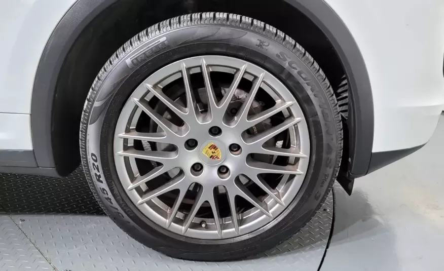 Porsche CAYENNE 2016 г. (белый)