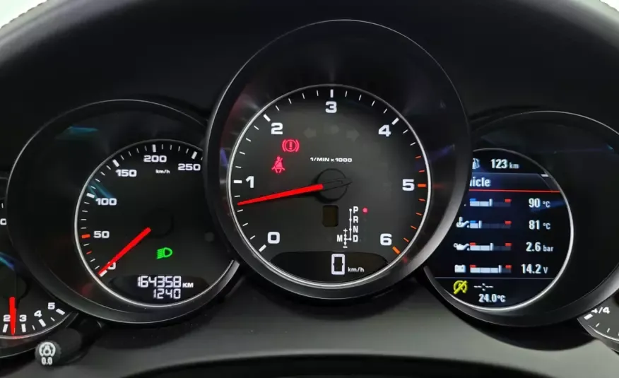 Porsche CAYENNE 2016 г. (белый)