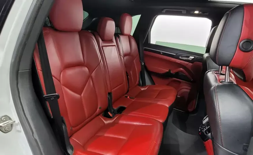 Porsche CAYENNE 2016 г. (белый)