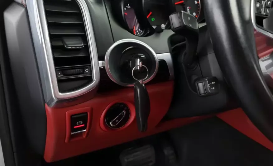 Porsche CAYENNE 2016 г. (белый)