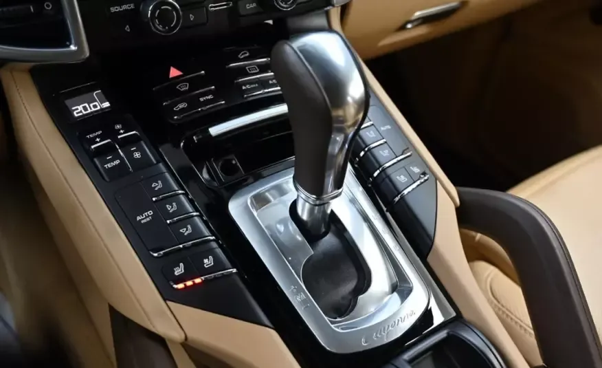 Porsche CAYENNE 2016 г. (светлый цвет)