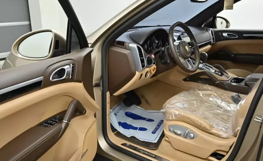 Porsche CAYENNE 2016 г. (светлый цвет)