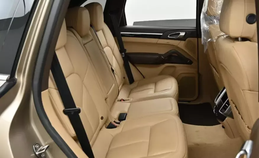 Porsche CAYENNE 2016 г. (светлый цвет)