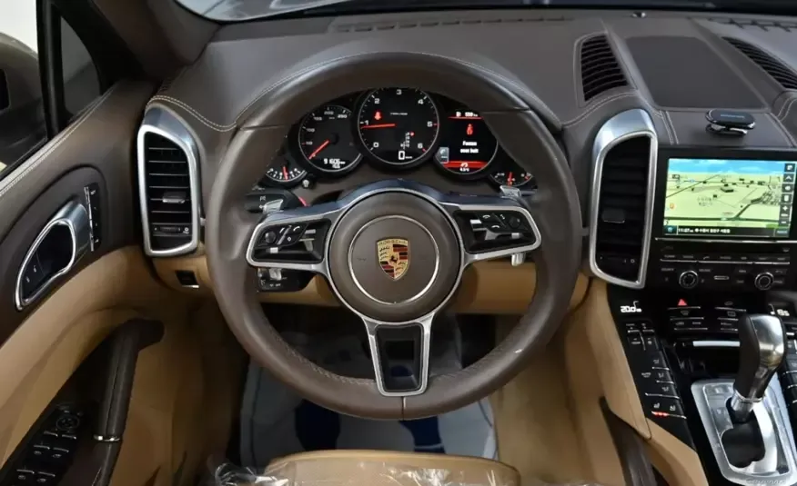 Porsche CAYENNE 2016 г. (светлый цвет)