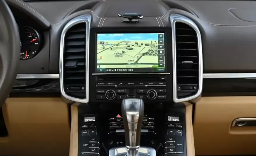 Porsche CAYENNE 2016 г. (светлый цвет)