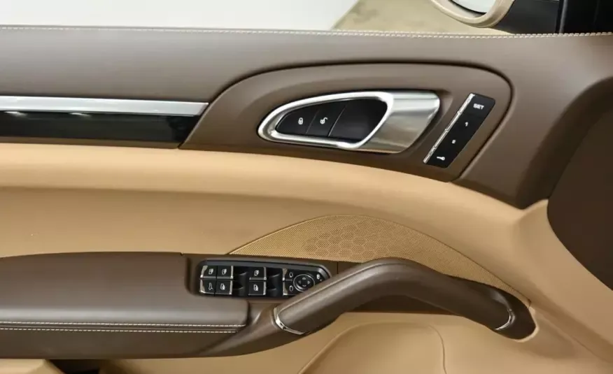 Porsche CAYENNE 2016 г. (светлый цвет)