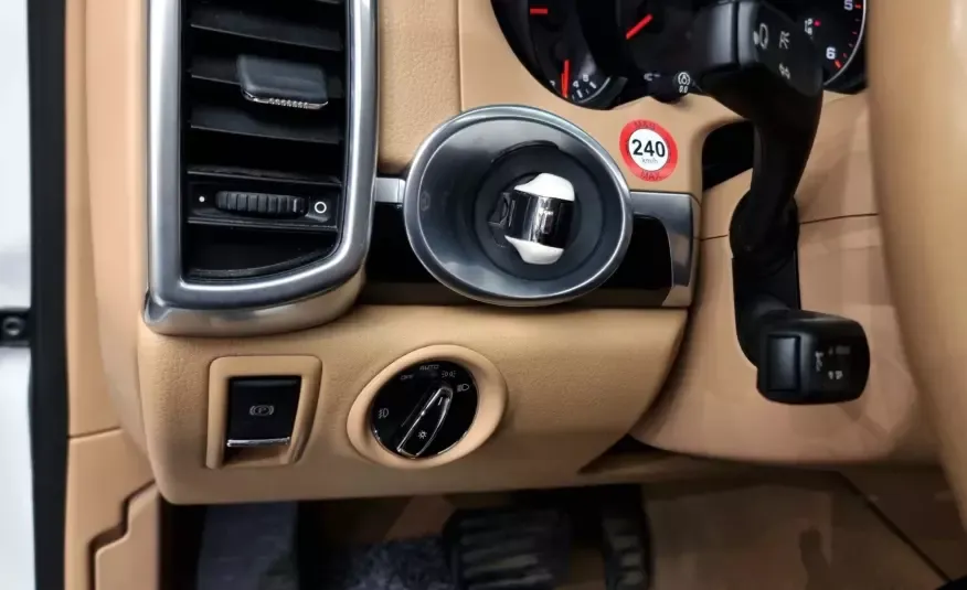 Porsche CAYENNE 2017 г. (белый)