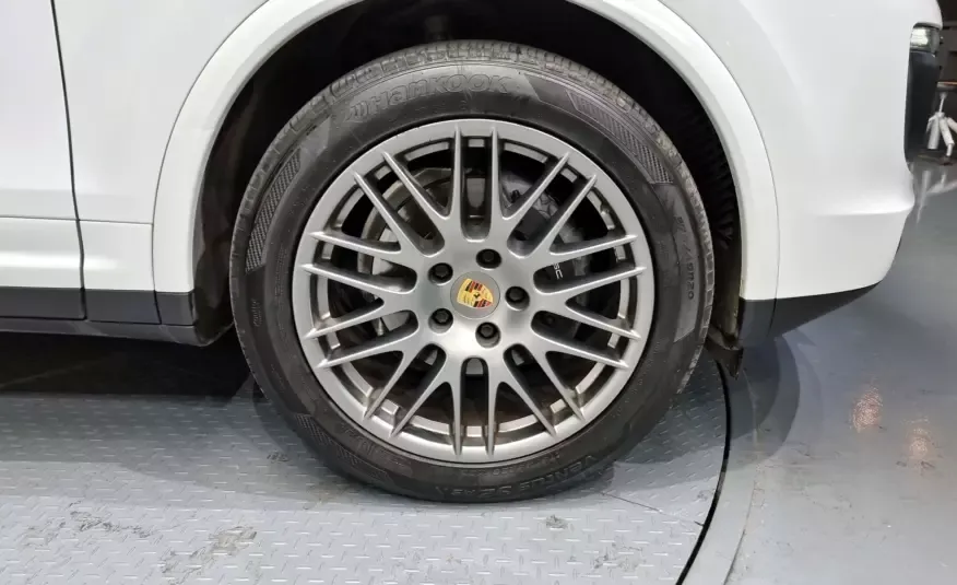 Porsche CAYENNE 2017 г. (белый)