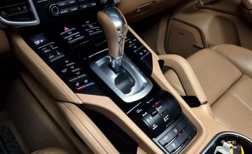 Porsche CAYENNE 2017 г. (белый)