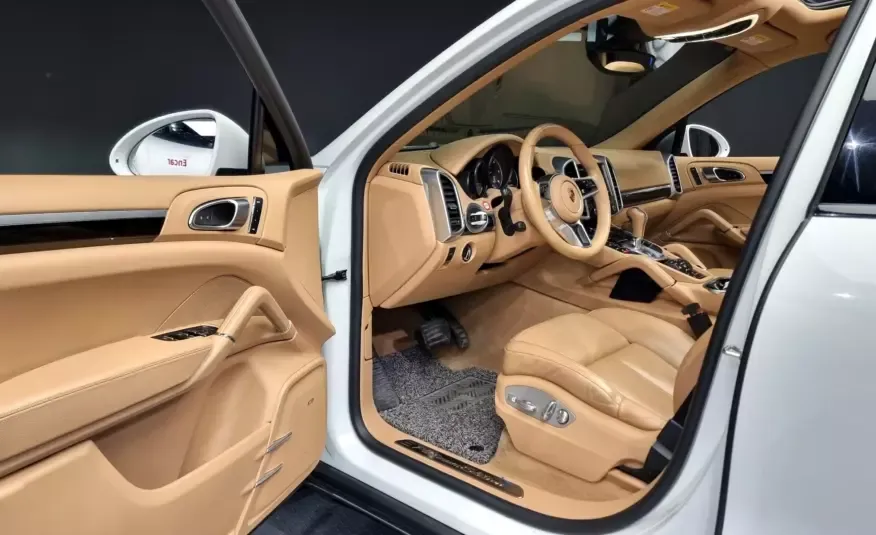 Porsche CAYENNE 2017 г. (белый)