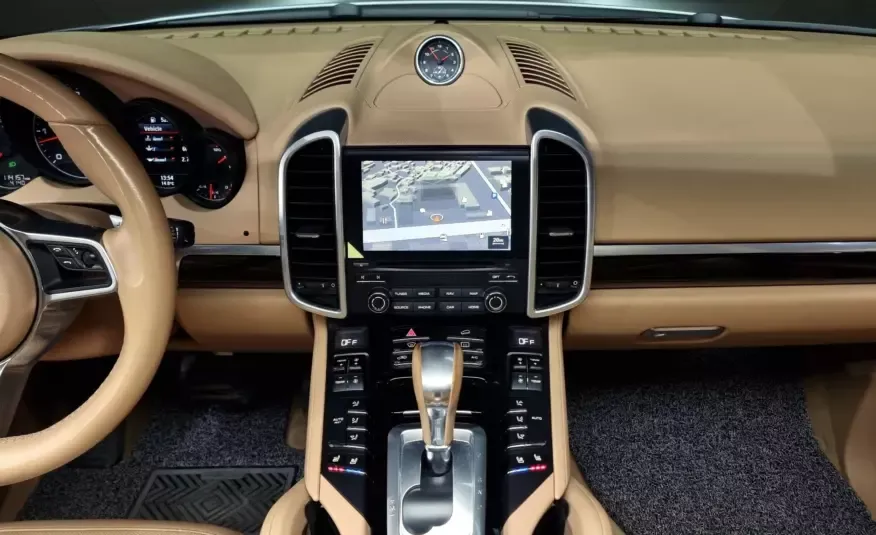Porsche CAYENNE 2017 г. (белый)