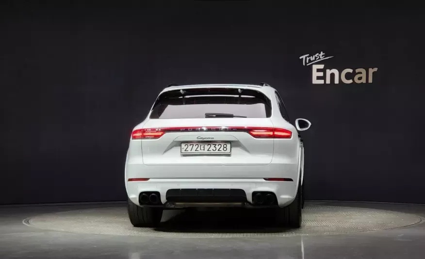 Porsche CAYENNE 2020 г. (белый)