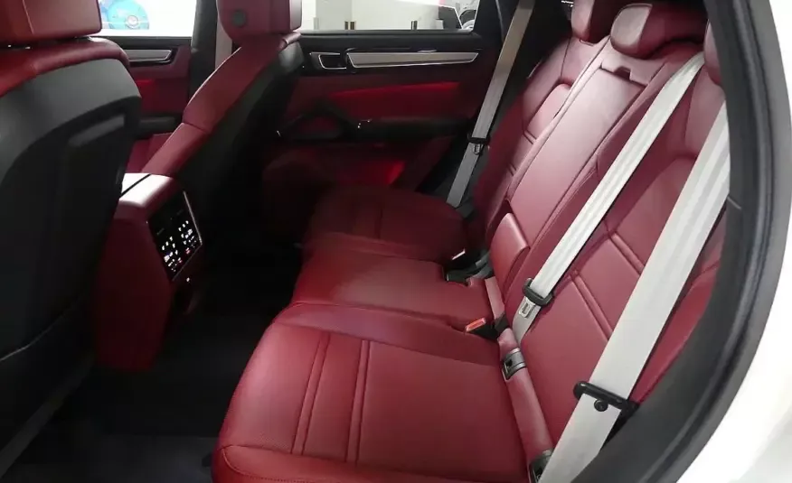 Porsche CAYENNE 2023 г. (белый)