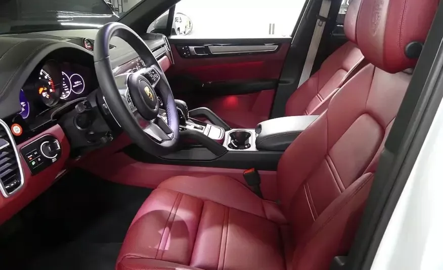 Porsche CAYENNE 2023 г. (белый)