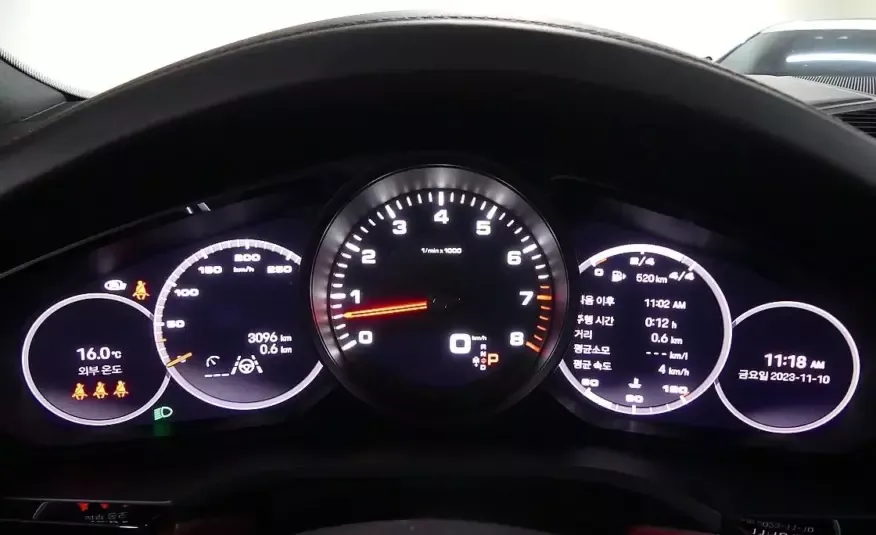 Porsche CAYENNE 2023 г. (белый)