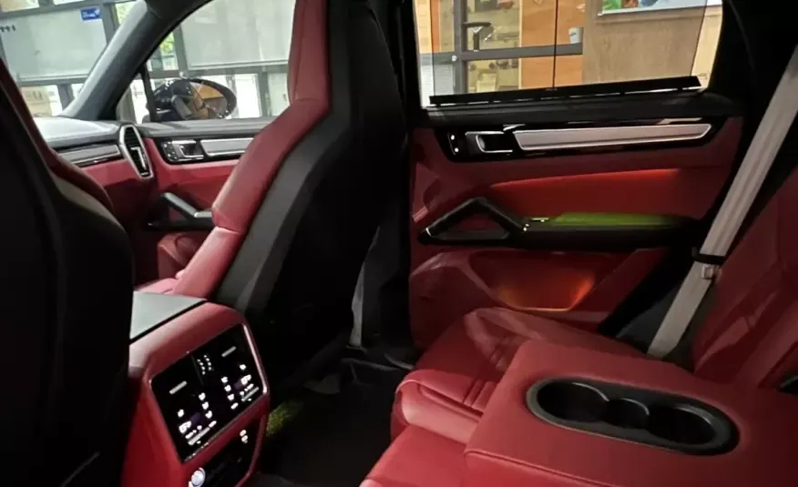 Porsche CAYENNE 2023 г. (черный)